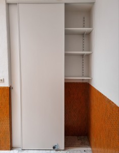 Photo de galerie - Création d'un placard sécurisé avec étagères de rangements dans une copropriété. suite...