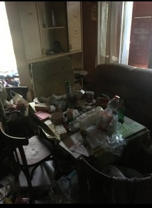 Photo de galerie - évacuation des déchets dans un logement squatté pour une agence immobilière. 