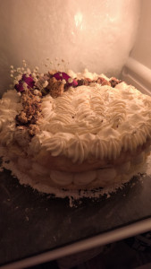 Photo de galerie - Biscuit génoise, crème légère vanille avec un coeur croquant sablé 
