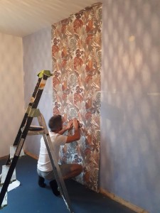Photo de galerie - Chantier sur Commensacq pose de papier intissé avec motif 