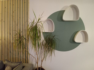 Photo de galerie - Création fond vert et tasseaux en bois vitrifié et d'un cercle peint 