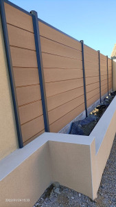 Photo de galerie - Pose d'une clôture composite avec soubassement béton. 