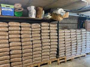 Photo de galerie - Depalettisation et entreposage de 144 sacs de granulés de bois de 10 kgs. La prestation a été réalisé en 30 minutes. 