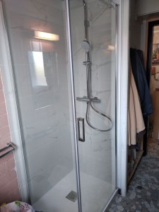 Photo de galerie - Pose d'un bac a douche avec paroi robinetterie et carrelage 