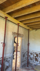 Photo de galerie - Dépose de l’ancien linteau bois, étaiement provisoire, réalisation d’un coffrage, mise en place du ferraillage et coulage d’un nouveau linteau béton armé au-dessus de l’ouverture, avec décoffrage après séchage.