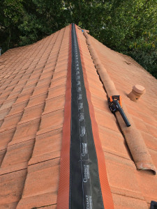 Photo de galerie - Intervention sur le faîtage avec la pose d’un closoir ventilé neuf afin d’assurer une meilleure étanchéité, une ventilation optimale de la toiture et une protection durable contre les infiltrations.