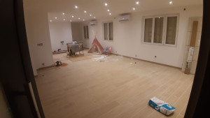Photo de galerie - Ose de carrelage 120x20 avec plinthes sur une 
surface de 54m2 