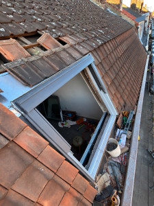 Photo de galerie - Dépose de l’ancien Velux et pose d’un nouveau Velux SK06 sur brisis, avec façonnage et pose sur mesure d’un entourage en zinc.