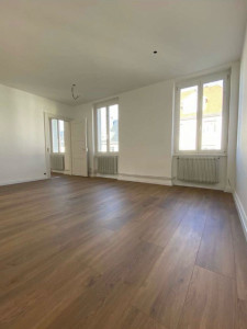 Photo de galerie - Réalisation de peinture en blanc + pose de parquet stratifié