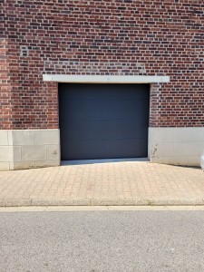 Photo de galerie - Une jolie porte de garage sectionnelle en gris anthracite et motorisé 
