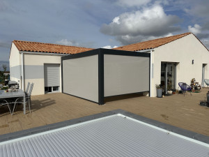 Photo de galerie - Pergola bioclimatique avec stores et leds