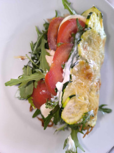 Photo de galerie - Plat a four, 
Rondelle de courgettes 
Filet d'huile d'olive, mozzarella, 10min au four a température douce.
Ensuite, crème fraîche, roquette, tomates ????️