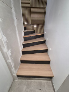 Photo de galerie - Réalisation d un escalier en bois + contre marche en béton ciré noir + installation de spot + fermeture de la cache d escalier en placo 