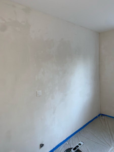 Photo de galerie - Rénovation dune cuisine avec enduit complet avant mise en peinture 