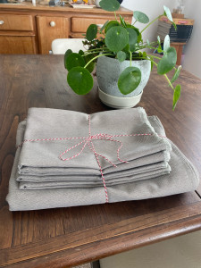 Photo de galerie - Réalisation d’ourlets pour un habillage de stand et de 4 chemins de tables