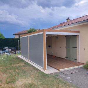 Photo de galerie - Pose d une pergola motorisé  avec stores lateraux