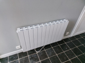 Photo de galerie - Mise en place d'un radiateur électrique.