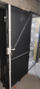 Photo de galerie - Bloc porte pour cave avec serrure 3 p verticale 