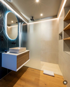 Photo de galerie - Rénovation salle de bain avec led plafond spot et miroirs rétro éclairé 