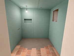 Photo de galerie - Réalisation d'une salle de bain sur ossature  métallique en Ba13 Hydrofuges avec niche intégrée sur mesure .
Réalisation soignée , adaptée aux pièces humide et prête a recevoir la carrelage .