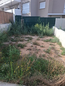 Photo de galerie - Pose de gazon synthétique sur une surface de 50 m², avec préparation préalable du terrain. Avant. 