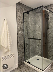 Photo de galerie - Pose d'un bac de douche et ses parois vitrées 
