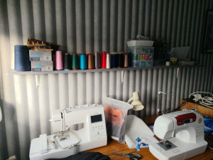 Photo de galerie - Partie du materiel: coudre et brodeuse