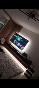 Photo de galerie - Pose meuble TV suspendu avec support TV et mise en place d'éclairage LED