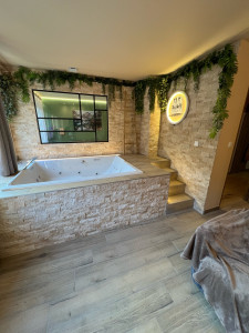 Photo de galerie - Pose de balnéothérapie,réalisation de ossature et pose de pierre apparente et décoration 