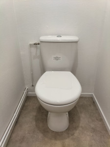 Photo de galerie - Pose du WC - soudure et raccordement cuivre 