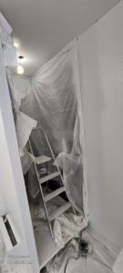 Photo de galerie - Pose toile de verre puis protection de carrelage pour peinture au pistolet airless 