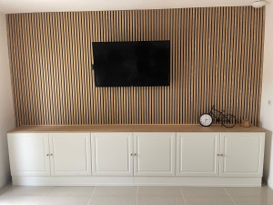 Photo de galerie - Montage de meuble et pose de panneaux bois sur meubles bas salon 