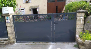 Photo de galerie - Réalisation d'un portail en acier, finition RAL 7016