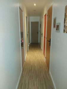 Photo de galerie - Peinture couloir chambre avec porte. 