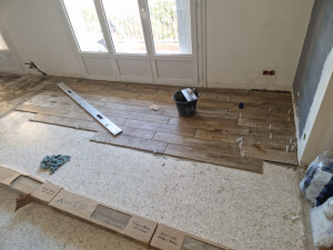 Photo de galerie - Pose d'un carrelage imitation parquet ! 