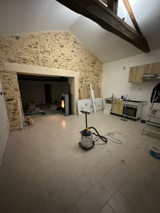 Photo de galerie - Piquetage et mise en enduit pour mur en pierre apparente 