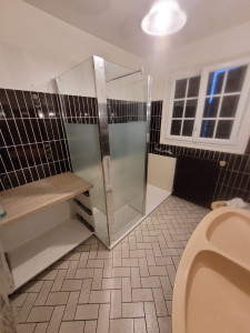 Photo de galerie - Nous vous proposons une solution clé en main pour la réalisation d'une douche adaptée aux personnes à mobilité réduite, alliant accessibilité, confort et sécurité.