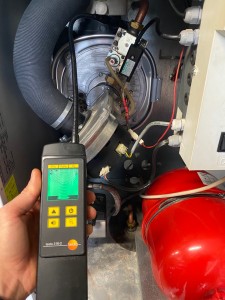 Photo de galerie - Dépannage d’une chaudière gaz à condensation, remise en service, analyse de combustion et vérification de l’étanchéité gaz. 