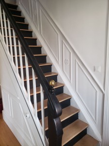 Photo de galerie - Rénovation d'un escalier : ponçage, vernis, peinture, création de moulures, symaises, montants de portes et plinthes.