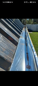 Photo de galerie - Création d'un entablement en bois et façonnage d'un chéneau en zinc naturelle et soudure à l'aide d'etein et de fer à soudé...