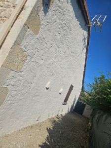 Photo de galerie - Nettoyage au kercher après passage de anti mousse et peinture don pierre 2 couche 
