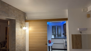 Photo de galerie - Rénovation prestigieuse d'une villa à Antibes. Entrée principale remise à neuf et modernisation électrique du coin cuisine avec éclairage LED design. Finition luxe et expertise technique.