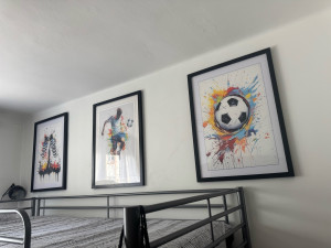 Photo de galerie - Fixation de trois cadres au mur