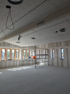 Photo de galerie - Réalisation d'un plafond en placo delta décoratif sans bande, avec joint jet fileur.
et réalisation des doublages avec habillage des fenêtres.