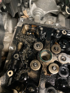 Photo de galerie - Changement de Demi culasse sur un moteur dv5 suite à la cassé de la chaîne .