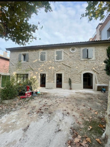 Photo de galerie - Construction d’une maison en pierre – Maçonnerie réalisée avec soin. 