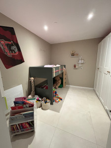 Photo de galerie - Voici la réalisation d’une chambre complète de À à Z. création mur et isolation, peinture sol prise électrique etc…