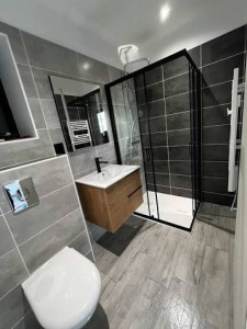 Photo de galerie - Pose carrelage et faïence avec Wc suspendu et douche receveur avec paroi et son meuble vasque suspendu  