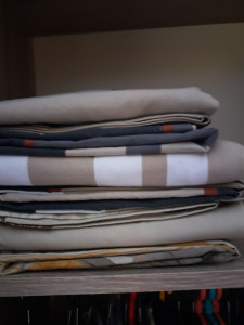 Photo de galerie - Parures de draps repassées et pliées.