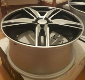 Photo de galerie - Décoration  et peinture  noir satiné sur jante qui etait au départ simplement grise alu 